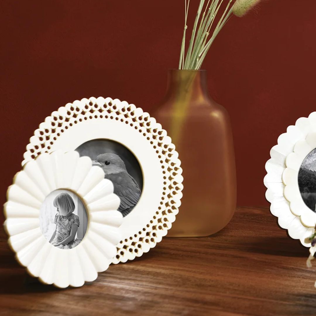 Dotted Round Frame: Cream