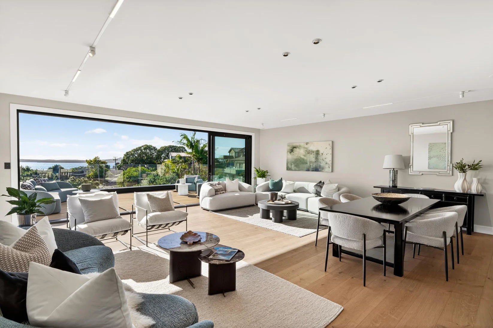 52 Beach Road, Castor Bay