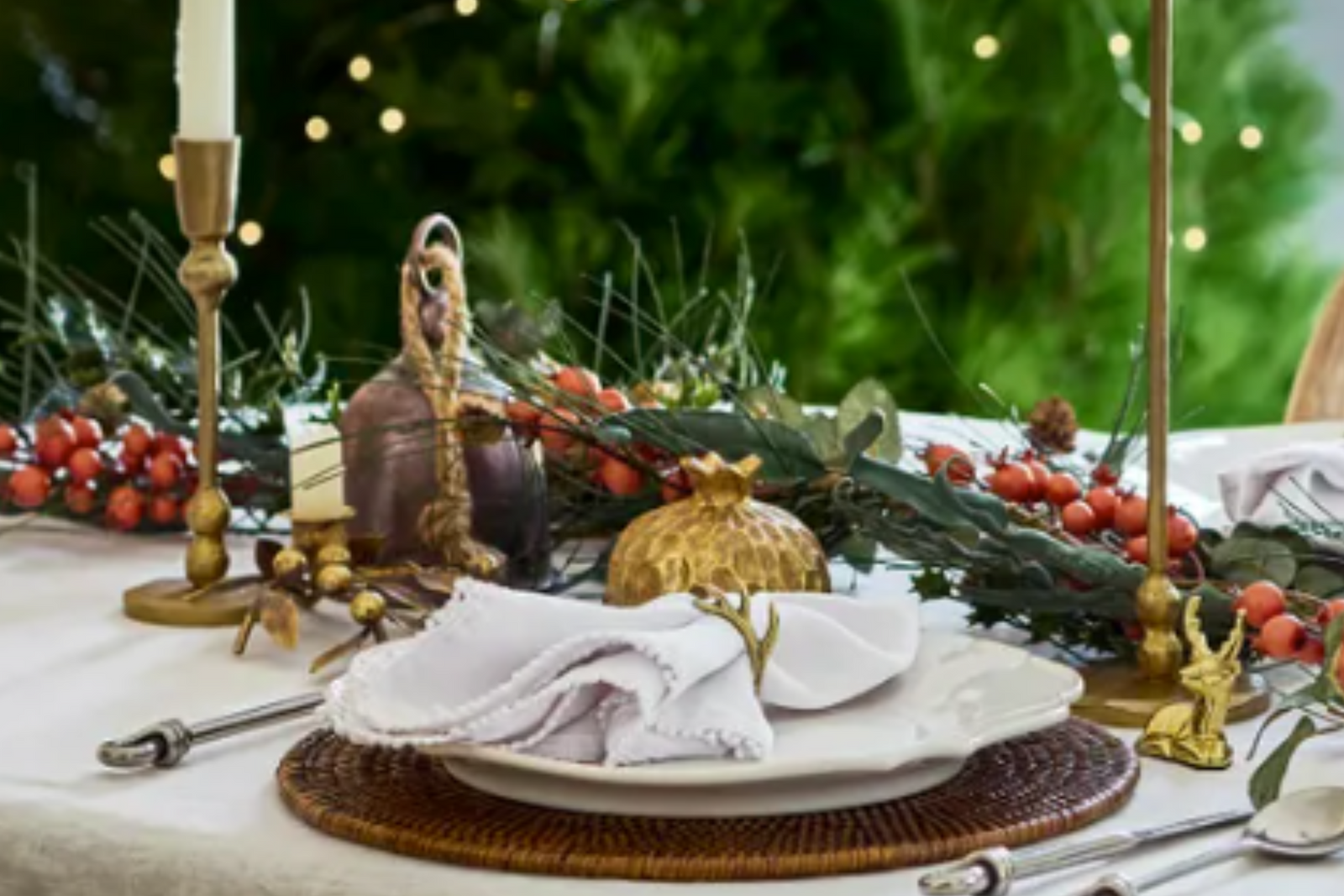 Master the Art of Christmas Tablescaping: Expert Tips from Amazing Interiors
